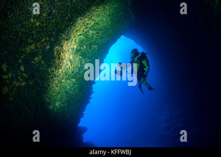 Plongée sous marine sur l'entrée de la grotte au lac de l'île de la mer Adriatique, sušac, parc naturel de l'île de Lastovo sušac, Dalmatie, Croatie, Banque D'Images