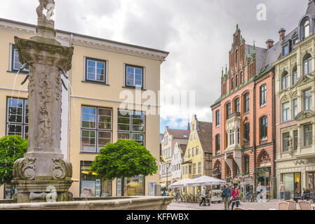 Nordermarkt square et le vieux bâtiment en briques schrangen à Flensburg, ville côtière de la mer Baltique, Allemagne Banque D'Images