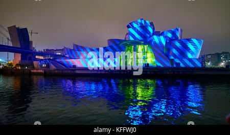 Bilbao, Espagne. Oct 11, 2017. Réflexions, plus de lumière spectaculaire façade du musée Guggenheim par Leo Warner Banque D'Images