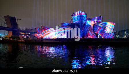 Bilbao, Espagne. Oct 11, 2017. Réflexions, plus de lumière spectaculaire façade du musée Guggenheim par Leo Warner Banque D'Images