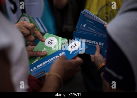 Les membres de l'Assemblée nationale catalane (ANC) préparent des dépliants à distribuer à Barcelone. Crédit: Alamy / Carles Desfilis Banque D'Images