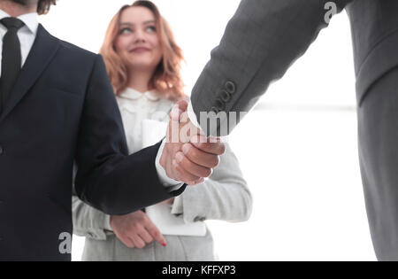 Photo de poignée de deux hommes d'affaires gais Banque D'Images
