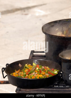 Un pan de légumes frais en cours de préparation dans la façon traditionnelle méditerranéenne Banque D'Images