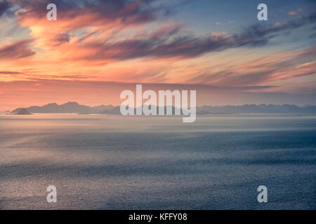 Paysage panoramique avec coucher du soleil doré et montagnes à une nuit d'été dans les Lofoten, Norvège Banque D'Images