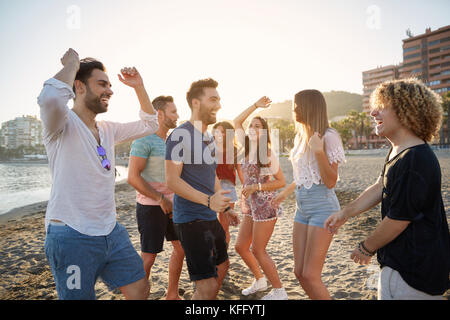 Portrait de jeunes gens heureux de faire la fête sur la plage Banque D'Images