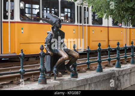 Petite Princesse (Kiskiralylany) statue en bronze par Laszlo Marton dans la ville de Budapest, Hongrie, tram vintage orange à l'arrière-plan Banque D'Images