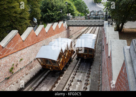 La Hongrie, Budapest, Budapest Castle Hill funiculaire (Budavari Siklo) vintage avec les voitures de chemin de fer, de la ville et une attraction touristique, transport historique Banque D'Images