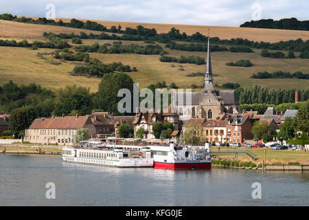 Les navires de croisière de la rivière Seine et Ruby Suisse Comtesse amarré au Petit Andely, Les Andelys, Normandie, France, Europe Banque D'Images