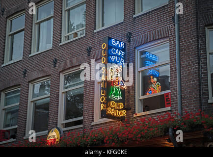 Amsterdam, Pays-Bas - 17 août, 2017 ; vieux marin Pub, bar, enseigne au néon café reflète dans fenêtre sur bulding dans red light district