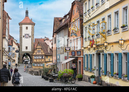 ROTHENBURG, ALLEMAGNE - 24 octobre 2017 : Unidentifies les touristes se promener le long de la célèbre sur les coursives qui mène à une porte de la ville historique Banque D'Images