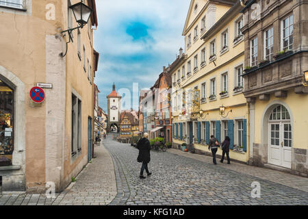 ROTHENBURG, ALLEMAGNE - 24 octobre 2017 : Unidentifies les touristes se promener le long de la célèbre sur les coursives qui mène à une porte de la ville historique Banque D'Images