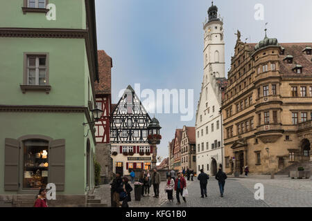 ROTHENBURG, ALLEMAGNE - 24 octobre 2017 : profitez d'un des touristes non identifiés à travers la visite guidée du marché historique Banque D'Images