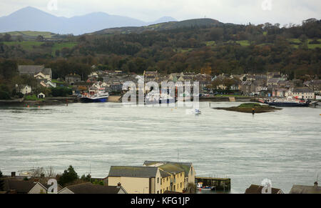 Strangford vus de Windy Hill à portaferry est encadrée par les montagnes de Mourne mourne ou montagnes, comté de Down, Irlande du Nord. strangford (du vieux norrois-strangr fjǫrðr, qui signifie 'strong' fjord) est un petit village à l'embouchure de Strangford Lough dans le comté de Down, Irlande du Nord. Il a une population de 475 selon le recensement de 2001. de l'autre côté de la Lough est portaferry. transport ni, une agence exécutive du ministère de l'infrastructure, exploite le portaferry strangford - service de traversier dans Strangford Lough entre les villages de strangford et portaferry. Banque D'Images