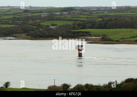 Strangford vu de Windy Hill à Portaferry est encadré avec les montagnes de Mourne ou Mourne Mountains, County Down, Irlande du Nord. Strangford (du vieux norrois Strangr-fjǫrðr, signifiant « fort fjord ») est un petit village à l'embouchure de Strangford Lough dans le comté de Down, en Irlande du Nord. Il a une population de 475 habitants selon le recensement de 2001. De l'autre côté du lough se trouve Portaferry. Transport ni, une agence exécutive du ministère des infrastructures, exploite le service Portaferry - Strangford Ferry à travers Strangford Lough entre les villages de Strangford et Portaferry. Banque D'Images