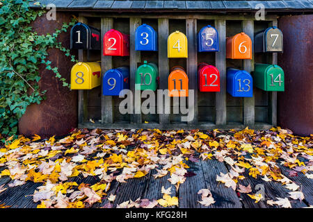 Les boîtes de messagerie multi-couleurs, Granville Island, Vancouver, Colombie-Britannique, Canada. Banque D'Images