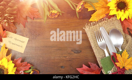 Thème de l'action automne feuilles, fleurs et couverts de toile rustique et nous nous rassemblons l'overhead de messages, avec des reflets. Banque D'Images