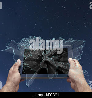 Businessman hands holding tablet avec carte du monde à l'écran Banque D'Images