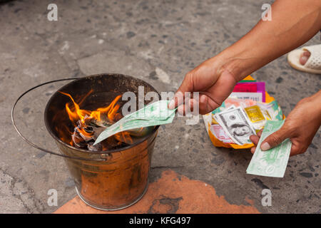 Flamber de l'argent (Ghost/argent Votive, Joss papier) au Vietnam Banque D'Images