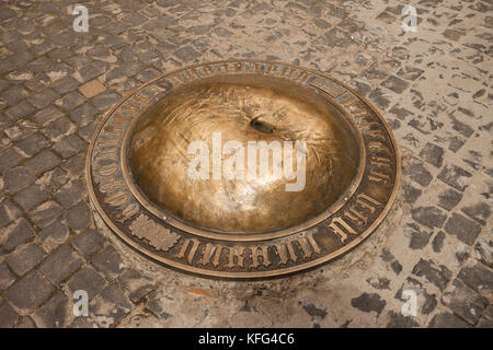 Le nombril d'or Statue (d'un ventre de pot), Lviv, Ukraine Banque D'Images