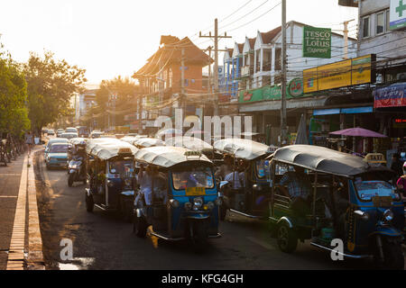 CHIANG MAI, THAÏLANDE - 18 avril : Trois roues Tuk-Tuks attendre dans la circulation le 18 avril 2017, à Chiang Mai, Thaïlande. Banque D'Images