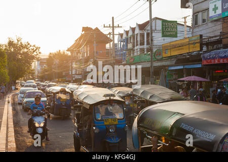 CHIANG MAI, THAÏLANDE - 18 avril : Trois roues Tuk-Tuks attendre dans la circulation le 18 avril 2017, à Chiang Mai, Thaïlande. Banque D'Images