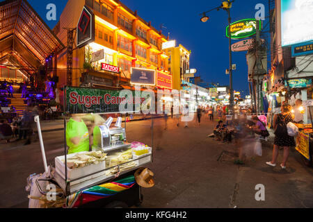 BANGKOK - 14 mai : les vendeurs de rue vendent des collations aux touristes à Khao San Road de Bangkok le 14 mai 2017. Banque D'Images