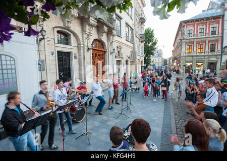 LVIV, UKRAINE - le 10 juin : Un brass band effectue à une foule enthousiaste dans la place Rynok (marché), Lviv le 10 juin 2017. Banque D'Images