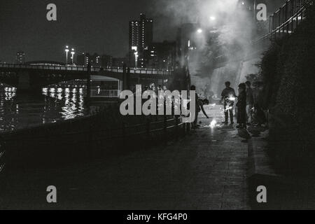 Les gens de partir d'artifice par le bord de l'eau à Asakusa, Tokyo. Banque D'Images