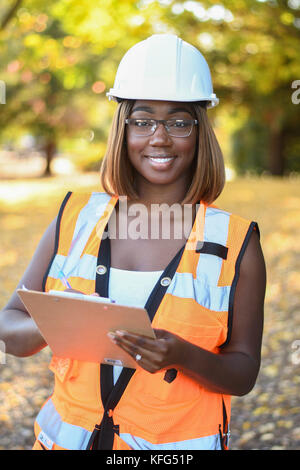 Ingénieur Bâtiment Travaux Public africain en tenue de chantier gilet  orange et casque faisant un signe de la main - Photo #2176 - Jolixi
