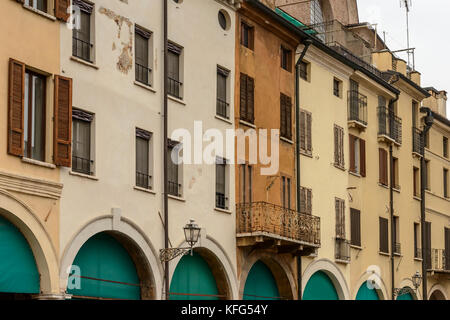 Façades de bâtiments historiques sur la place d'Erbe, tourné en lumière vive à Mantoue, Lombardie, Italie Banque D'Images