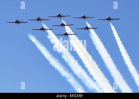 Neuf CT 114 Tutor des Snowbirds canadiens passent au-dessus dans une formation en diamant. Les Snowbirds sont une partie de la 431e Escadron de démonstration aérienne un Banque D'Images