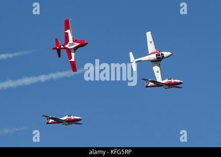 Les Snowbirds de la Royal Canadian Air Force en formation solo pass. Banque D'Images