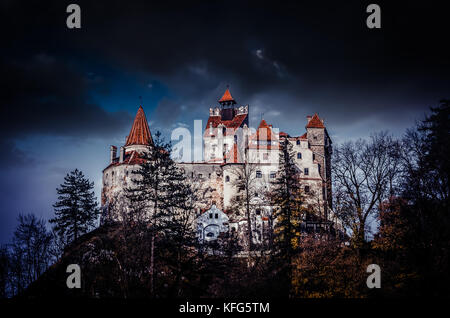 Le château de Bran, Transylvanie, Roumanie. un bâtiment médiéval connu sous le nom de château de Dracula. Banque D'Images