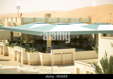 Rub Al-Khali désert, quart vide, l'Arabie saoudite, au milieu d'immenses dunes du quart vide, où la Saudi Aramco a développé le champ de pétrole de Shaybah avec une grande usine de séparation de l'huile de gaz, est le quartier résidentiel et administratif. favilities Banque D'Images