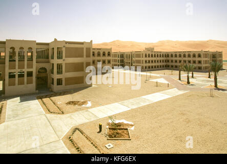 Rub Al-Khali désert, quart vide, l'Arabie saoudite, au milieu d'immenses dunes du quart vide, où la Saudi Aramco a développé le champ de pétrole de Shaybah avec une grande usine de séparation de l'huile de gaz, est le quartier résidentiel et administratif. favilities Banque D'Images