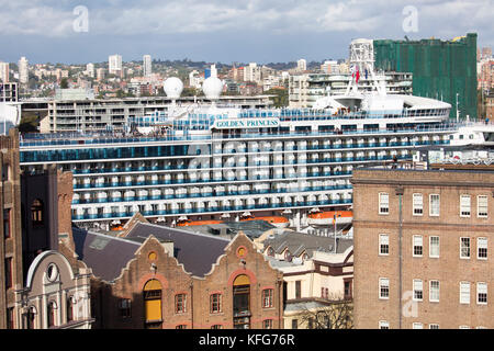 Golden Princess bateau de croisière sur le quai au terminal passagers d'outre-mer à Sydney, ainsi que les bâtiments historiques de la région de Sydney, de l'ua Banque D'Images