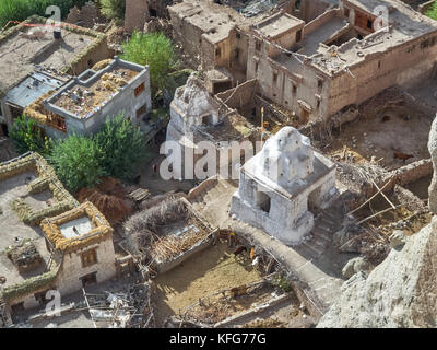 Village tibétain, vue du dessus : toits de maisons, clôtures, au milieu se trouve un grand stupa bouddhiste white, de l'himalaya. Banque D'Images