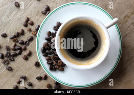 Tasse de café espresso avec bean sur table en bois Banque D'Images