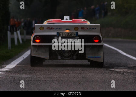 SAN MARINO, San MARINO - OTT 21 : LANCIA 037 rallye de voitures de course anciennes LA LÉGENDE 2017 la célèbre course historique de San MARINO Banque D'Images