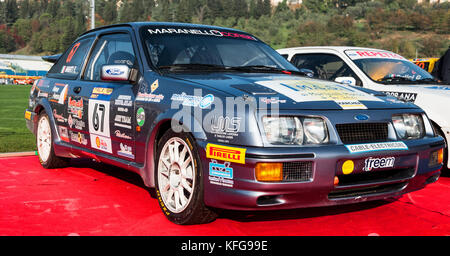 SANMARINO, SANMARINO - OTT 21, 2017:1987 FORD SIERRA dans la vieille voiture de course rally LA LÉGENDE 2017 la célèbre course historique de Saint-Marin Banque D'Images