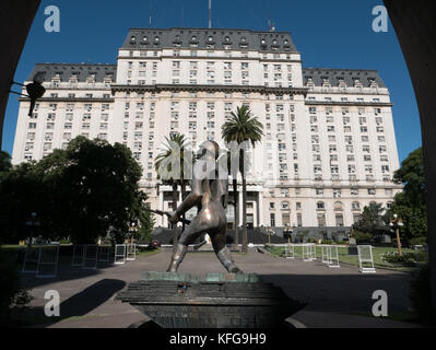 Statue de bronze d'un soldat portant une carabine devant le bâtiment du Ministère de la défense à Bueno Aires, Argentine. Imposant bâtiment en pierre blanche bleu ciel. Banque D'Images