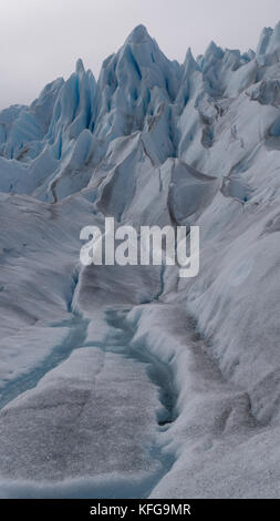 Des vues incroyables sur le glacier Perito merino de la Promenade et randonnée sur le glacier d'eau. de l'eau courante, des pics et des paysages gelés Banque D'Images