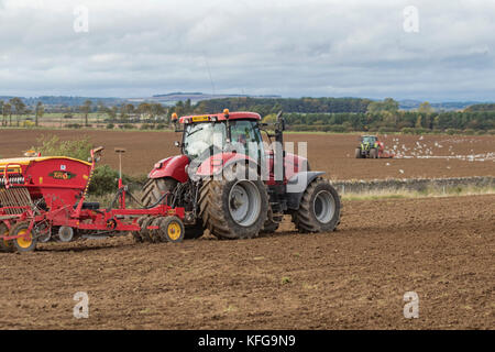 Le travail du sol et l'ensemencement sur une ferme, Britail britannique, UK Banque D'Images