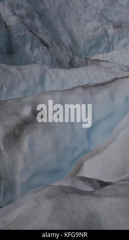 Des vues incroyables sur le glacier Perito merino de la Promenade et randonnée sur le glacier d'eau. de l'eau courante, des pics et des paysages gelés Banque D'Images