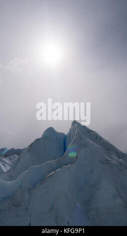 Des vues incroyables sur le glacier Perito merino de la Promenade et randonnée sur le glacier d'eau. de l'eau courante, des pics et des paysages gelés Banque D'Images