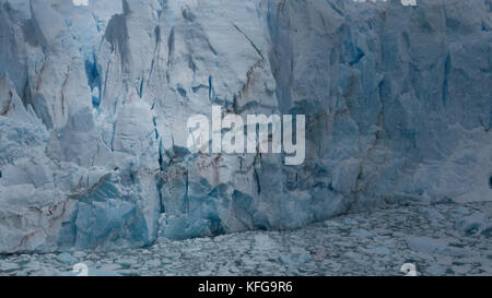 Des vues incroyables sur le glacier Perito merino de la Promenade et randonnée sur le glacier d'eau. de l'eau courante, des pics et des paysages gelés Banque D'Images