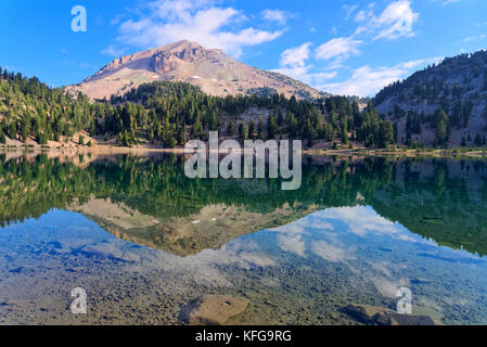 Des reflets sur le lac Helen dans lassen volcanic national park, Californie Banque D'Images