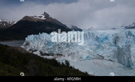 Des vues incroyables sur le glacier Perito merino de la Promenade et randonnée sur le glacier d'eau. de l'eau courante, des pics et des paysages gelés Banque D'Images