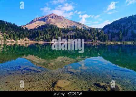 Des reflets sur le lac Helen dans lassen volcanic national park, Californie Banque D'Images