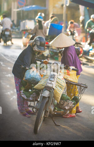 Saigon, Vietnam - juin 2017 : les femmes dans les chapeaux coniques négociation collective sur le marché de rue, Saigon, Vietnam. Banque D'Images